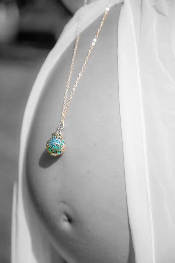 Détail de photo grossesse avec bola suspendu sur le ventre d’une femme enceinte