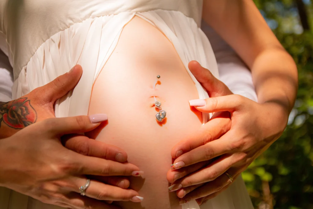 Photo de grossesse mettant en valeur le ventre arrondi d’une future maman dans les Hautes-Pyrénées