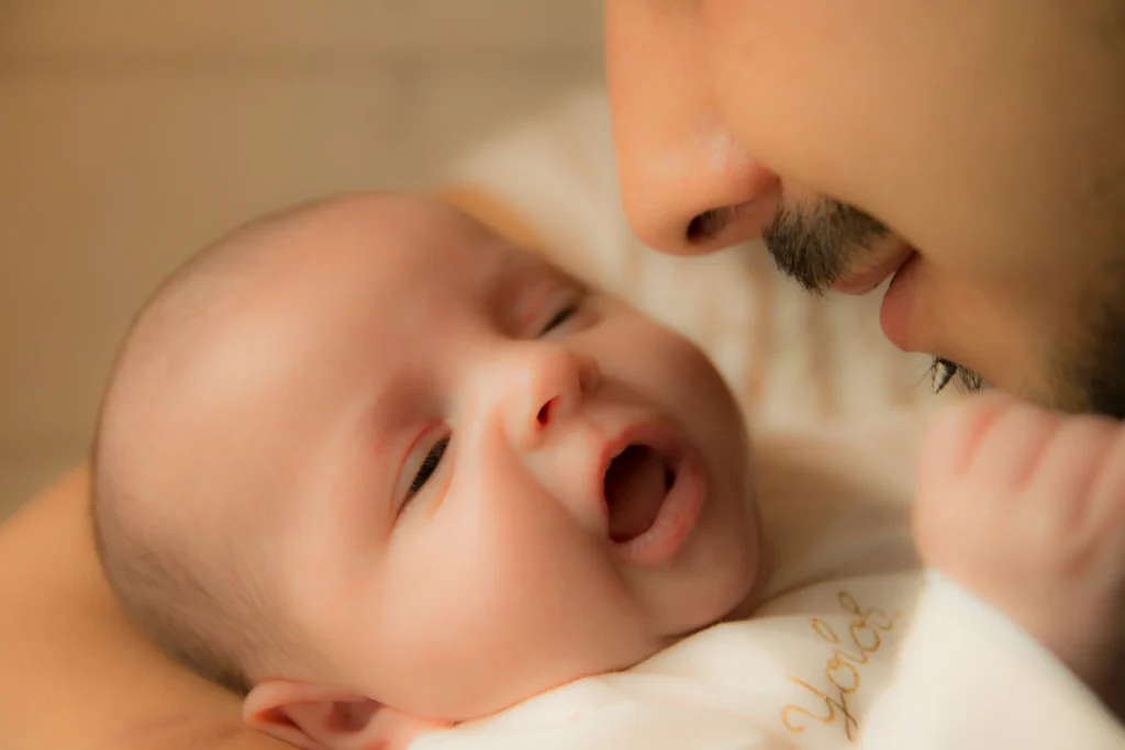 photo nouveau ne papa bebe tendresse