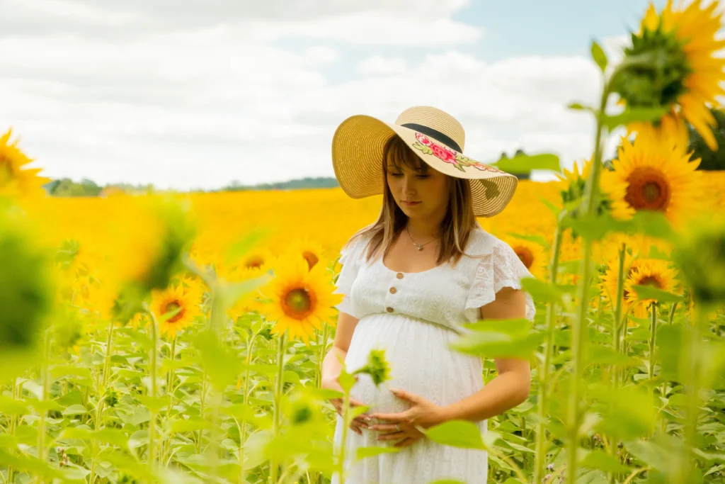 Photographe grossesse dans les Hautes-Pyrénées, séance photo future maman en extérieur