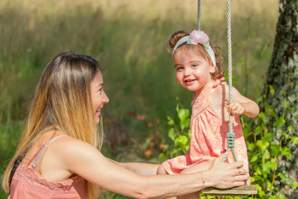 portrait famille mere fille balançoire pouzac portrait famille mere fille balançoire pouzac