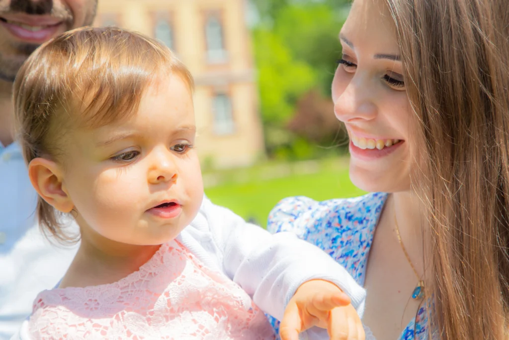 portrait maman bebe jardin massey Portrait lumineux d’une maman et de son bébé lors d’un baptême dans les Hautes-Pyrénées — sourire et tendresse au naturel