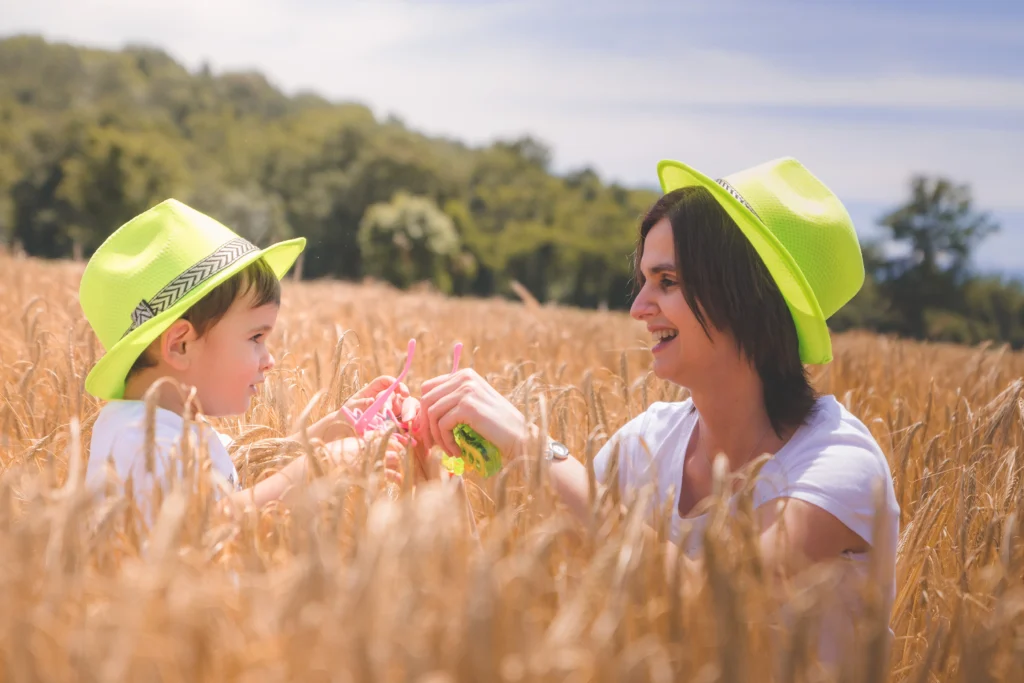 seance photo famille champ orleix Séance photo famille dans un champ de blé ensoleillé dans les Hautes-Pyrénées — une maman et son enfant partagent un moment complice