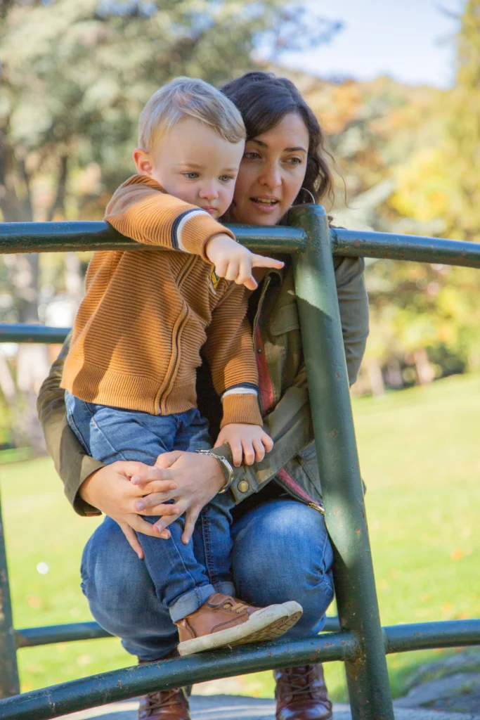 seance photo famille maman enfant parc argeles gazost Séance photo famille au parc dans les Hautes-Pyrénées — une maman et son enfant partagent un instant complice en pleine nature