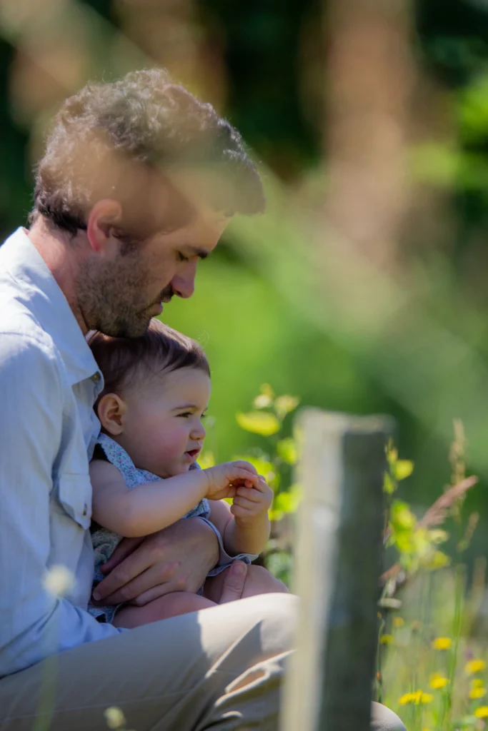 seance photo famille papa bebe nature bagneres de bigorre Séance photo famille dans la nature avec un papa et son bébé dans les Hautes-Pyrénées moment tendre et authentique en extérieur