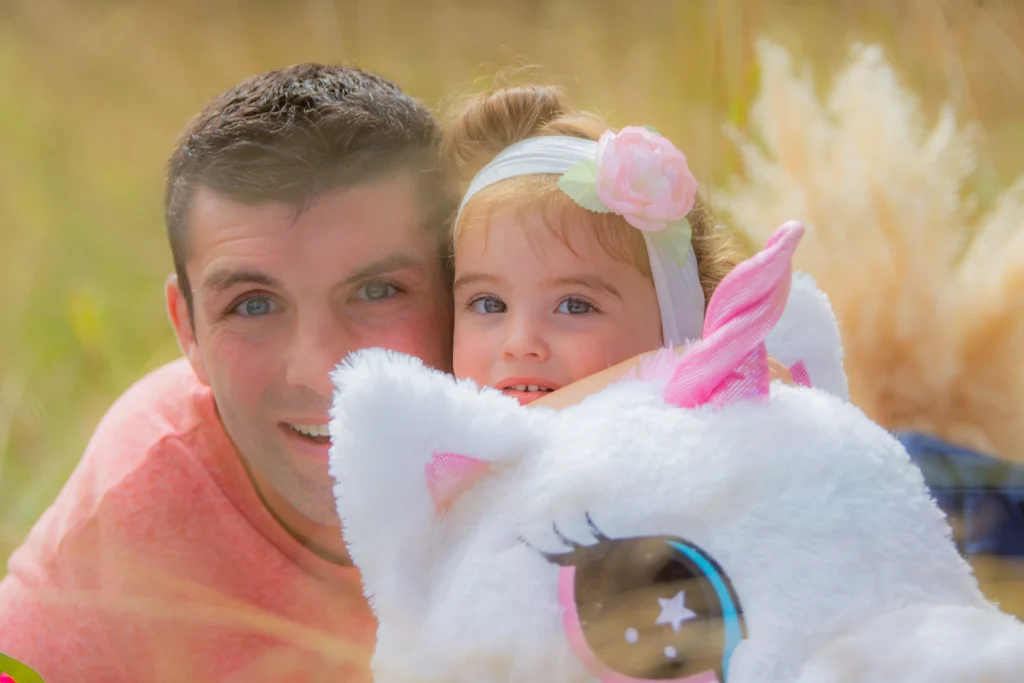 seance photo famille papa fille peluche bagneres de bigorre seance photo famille papa fille peluche bagneres de bigorre