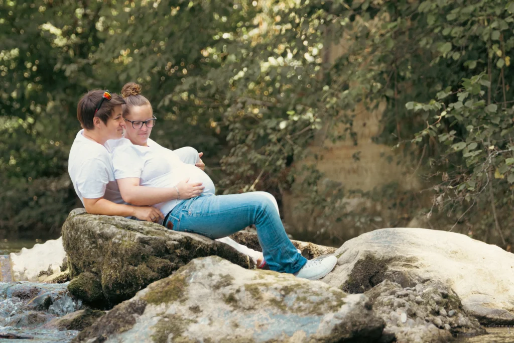 Séance photo grossesse en couple au bord d’une rivière dans les Hautes-Pyrénées, moment complice et naturel