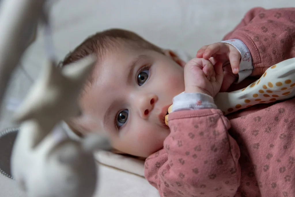 Photo d’un bébé jouant à la maison avec son jouet, prise à Tarbes par LS Productions photographe naissance et bébé