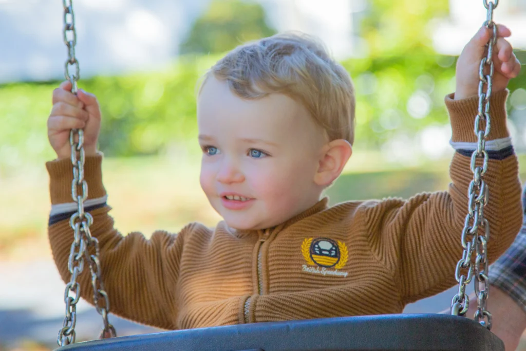 Photo d’un jeune enfant jouant sur une balançoire dans un parc à Argelès-Gazost, réalisée par LS Productions photographe famille et enfant