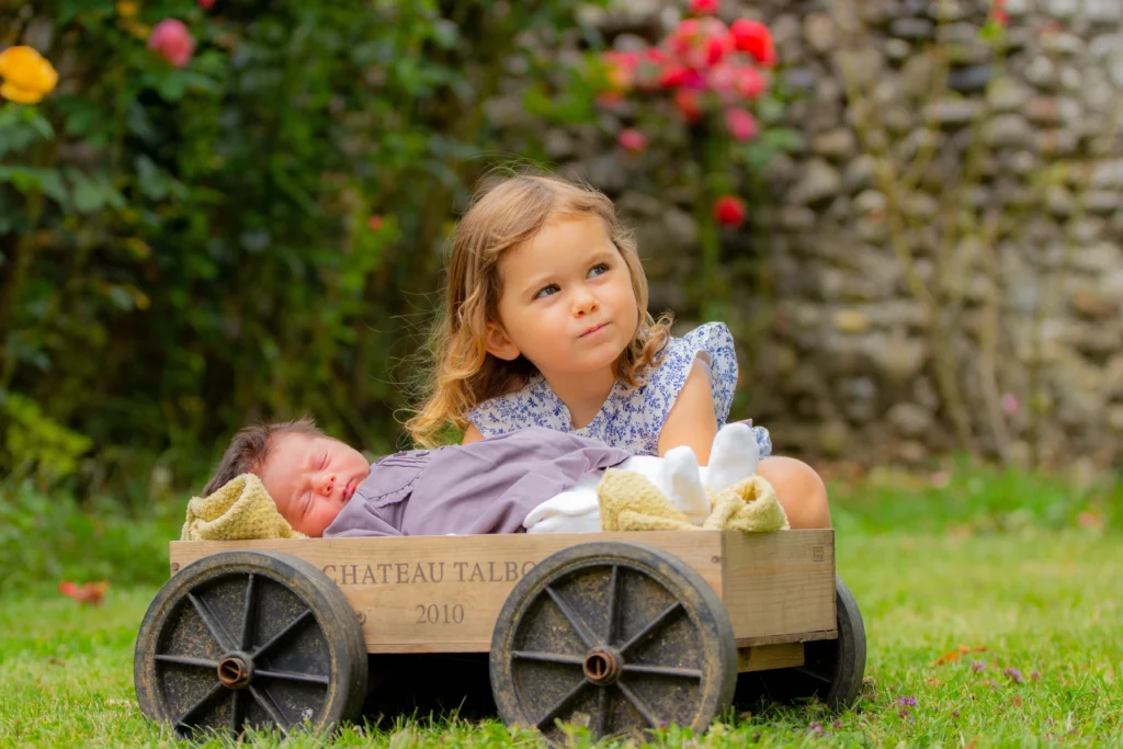 photo naissance frere soeur ibos Photo de naissance d’un nouveau-né avec sa grande sœur, prise à Ibos par LS Productions