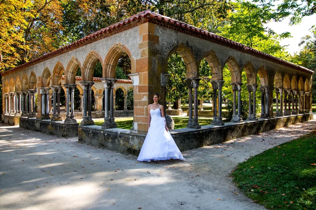Mariée posant au Jardin Massey à Tarbes lors d’une séance photo professionnelle.