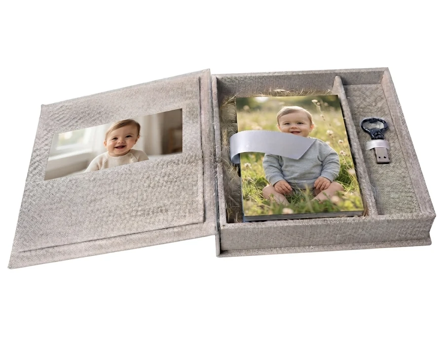 Coffret l’Écrin ouvert avec les tirages et la clé USB d’une séance bébé dans les Hautes-Pyrénées