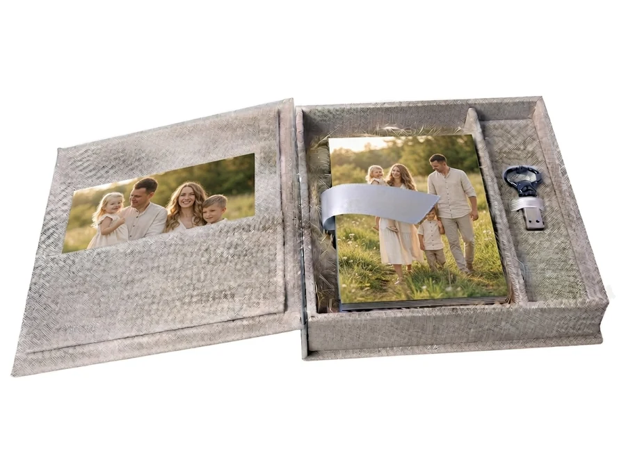 Coffret l’Écrin ouvert avec les tirages et la clé USB d’une séance famille dans les Hautes-Pyrénées