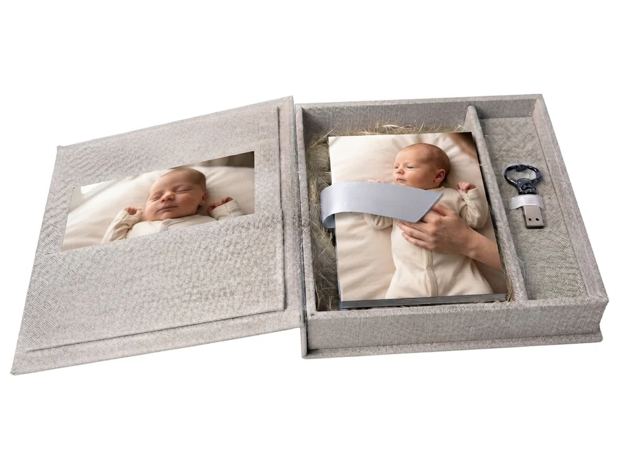 Coffret l’Écrin ouvert avec les tirages et la clé USB d’une séance naissance dans les Hautes-Pyrénées